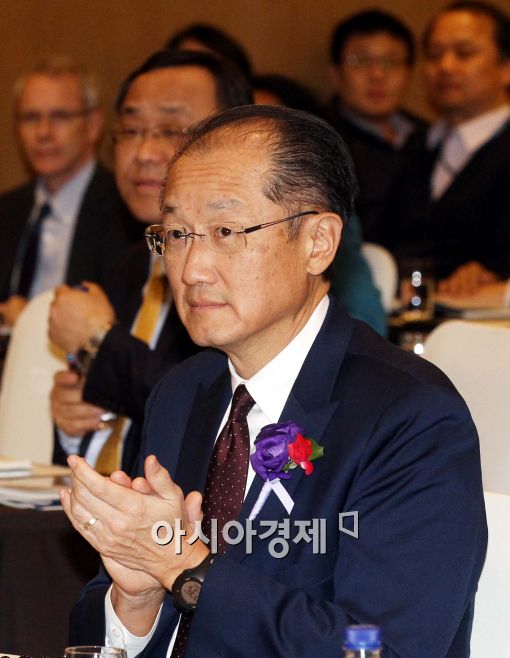 [포토]박수 치는 김용 세계은행 총재