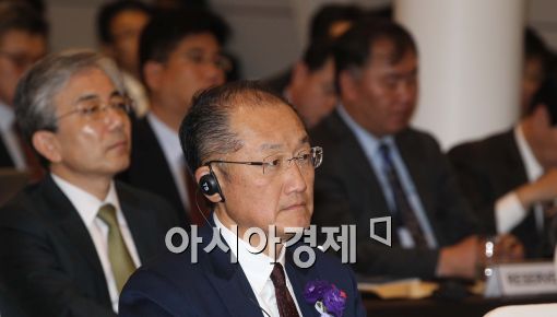 [포토]경청하는 김용 세계은행 총재