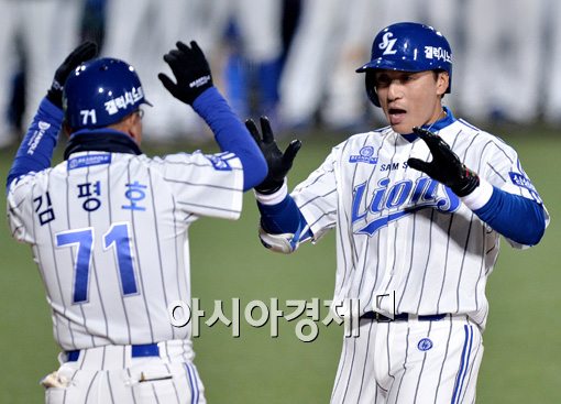 [포토]이승엽,'드디어 터진 홈런 환호!'