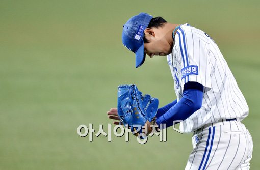 [포토]박수치는 윤성환, '오늘 느낌이 아주 좋아!'