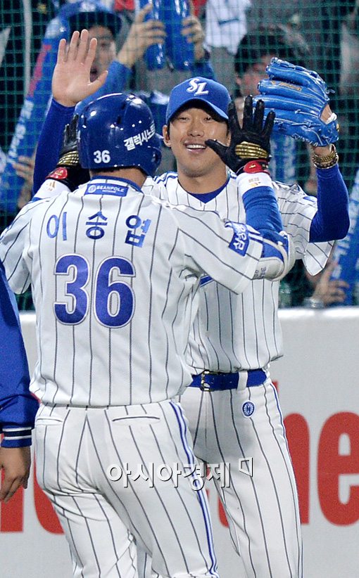 [포토]이승엽, 투런포 치고 선발 윤성환과 뜨거운 포옹