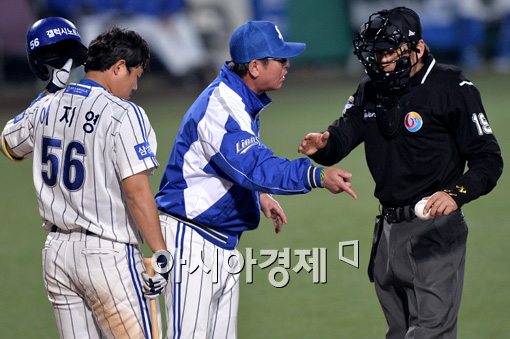 [포토]류중일 감독,'내가 봤을땐 아웃이 아니야!'