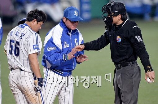 [포토]류중일 감독,'내가 봤을땐 아웃이 아니야!'