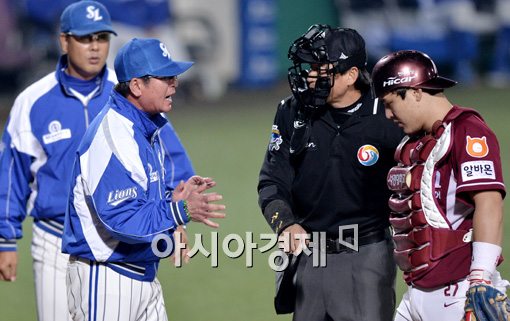 [포토]류중일 감독,'내가 봤을땐 아웃이 아니야!'