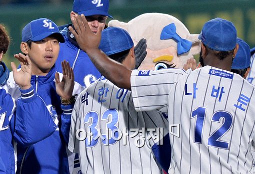 [포토]하이파이브하는 윤성환-나바로, '2차전 승리의 주역'