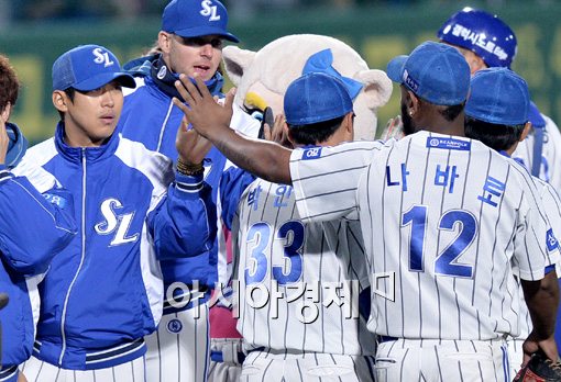[포토]하이파이브하는 윤성환-나바로, '2차전 승리의 주역'
