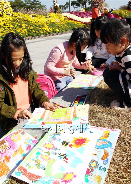 5일 함평군 함평읍 함평엑스포공원에서 열린 ‘2014 대한민국 국향대전 기념 오당 안동숙 미술대회’에서 아이들이 그림을 그리고 있다.


이번 대회에는 유치원생부터 고등학생까지 총 1467명이 참가해 국화와 자연을 주제로 그림을 그리며 즐거운 시간을 보냈다.