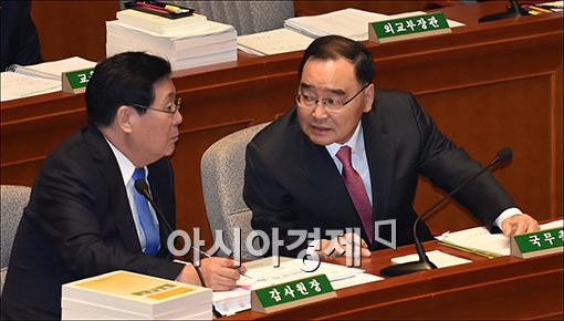 [포토]이야기하는 정홍원·황찬현