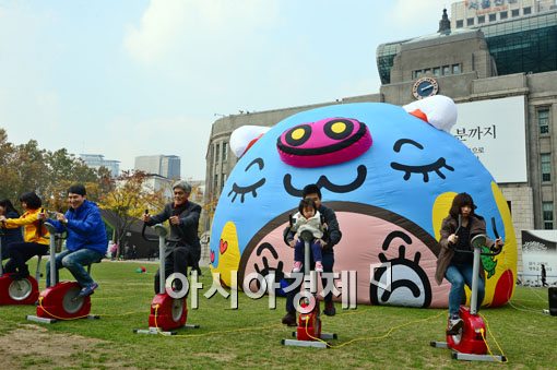 [포토]서울광장에 나타난 초대형 돼지 '미스터 기부로' 