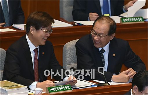 [포토]이야기하는 황우여·최양희