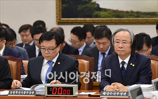 [포토]세월호 특별법 처리 지켜보는 이주영 장관