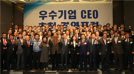 김주하 농협은행장(앞줄 가운데)이 6일 경남 창원시 리베라컨벤션에서 경남 지역 기업체 CEO 등 30여 명을 초청하여 경영포럼을 열고 기념사진을 찍고 있다.(자료제공:농협은행) 