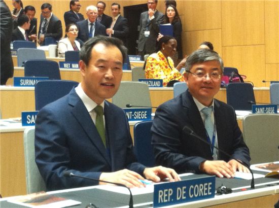 김영민(왼쪽) 특허청장이 지난 9월 스위스 제네바에서 열린 세계지식재산기구(WIPO) 총회에 참석, 우리나라 특허행정 등을 소개하고 있다.