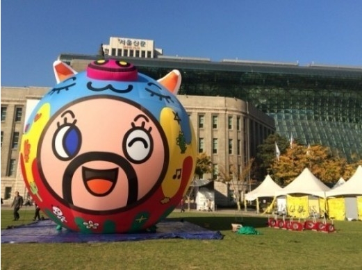 서울광장에 '초대형 돼지 풍선' 설치…8m 높이 돼지의 귀여운 자태