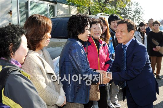 윤장현 광주광역시장은 현장에서 답을 찾기 위해 5일 오전 광산구 송정동 협동조합인 ‘아름다운 마을공동체 송정씨’와 첨단지구 광주외국인노동자센터를 찾아 관계자들을 격려하고 의견을 나눴다.