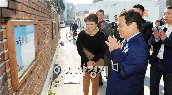윤장현 광주광역시장은 현장에서 답을 찾기 위해 5일 오전 광산구 송정동 협동조합인 ‘아름다운 마을공동체 송정씨’와 첨단지구 광주외국인노동자센터를 찾아 관계자들을 격려하고 의견을 나눴다. 사진제공=광주시