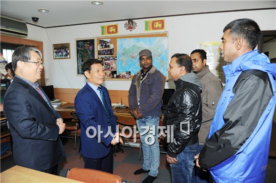 윤장현 광주광역시장은 현장에서 답을 찾기 위해 5일 오전 광산구 송정동 협동조합인 ‘아름다운 마을공동체 송정씨’와 첨단지구 광주외국인노동자센터를 찾아 관계자들을 격려하고 의견을 나눴다.