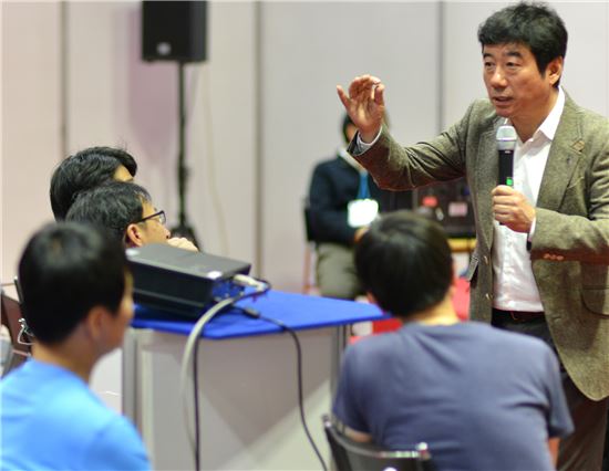 양종훈 상명대 대학원 교수(맨 오른쪽)가 6일 오전 코엑스에서 열린 KDPS 컨퍼런스에서 강연을 하고 있다.