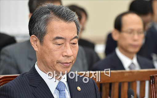[포토]굳게 입다문 정종섭 장관