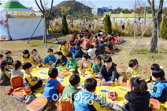 [포토]국화향기속에 점심먹는 어린이들