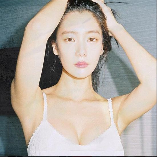 클라라, 첫 싱글앨범 '겁' 티저 이미지 공개…"유혹적인 표정 압권"