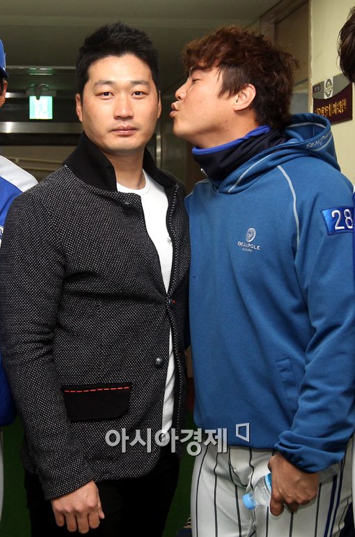 [포토]안지만, 응원 방문한 오승환에 키스 세례