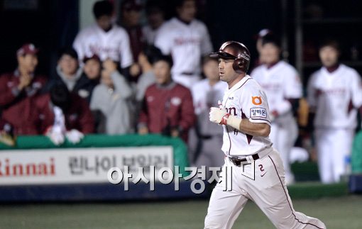 [포토]KS 3차전 선제 홈런 넘긴 넥센 로티노