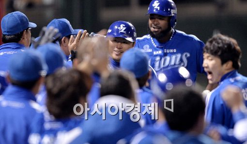 [포토]'역전 투런포' 박한이, '맞아도 좋아'