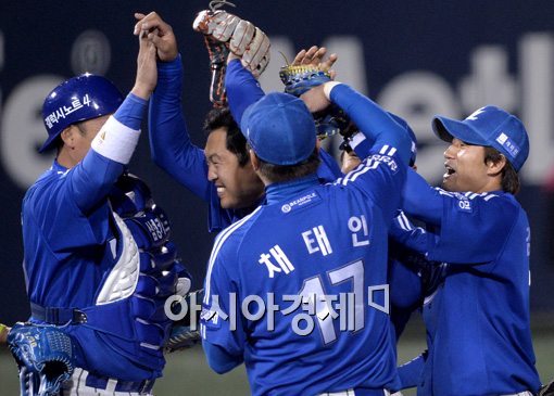 [포토]박한이, '결승 투런포로 3-1 승리 이끌었어'