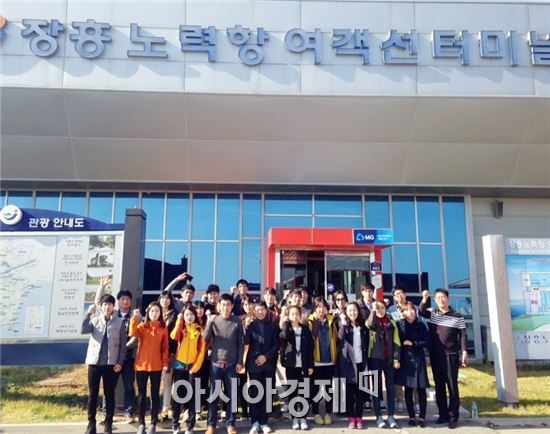장흥군(군수 김성)은 공직사회에 첫발을 내딛는 신규 임용 공무원 24명에 대해 행정실무 교육 및 우리지역 바로알기 투어를  지난 6일부터 이틀 동안에 걸쳐 실시했다.
