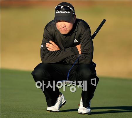 위창수가 샌더슨팜스챔피언십 둘째날 2번홀에서 퍼팅 라인을 살피고 있다. 잭슨(美 미시시피주)=Getty images/멀티비츠