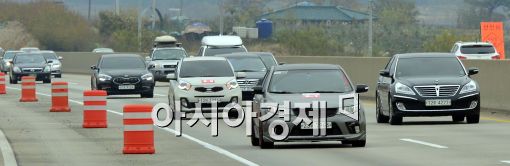 8일 서울외곽순환고속도로 서하남IC 인근 한국도로공사 경기지역본부에서 열린 '2014 아시아경제 연비왕대회' 참가 차량 주행 모습.