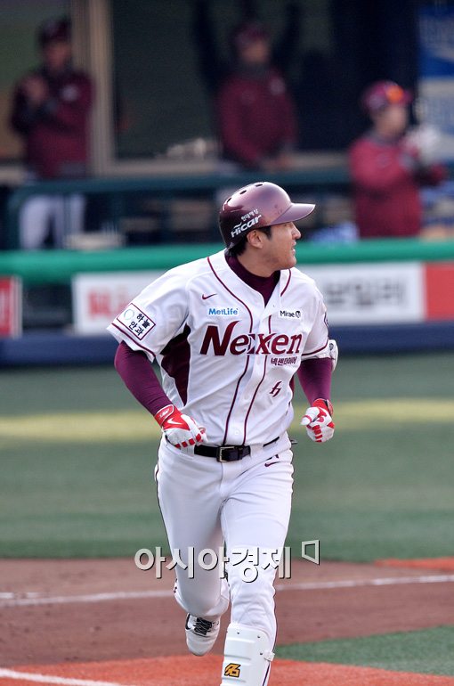 [포토]유한준,'추가 쓰리런 넘어간다!'