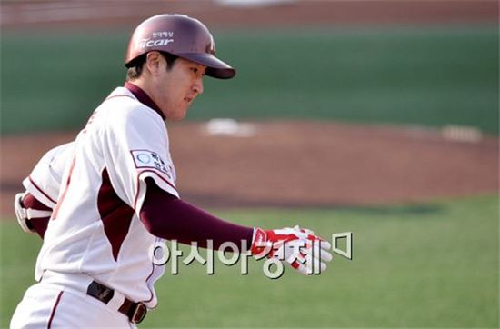 [포토]유한준, '쓰리런 홈런 환호!'