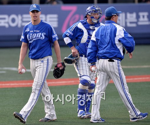 [포토]2회도 못채우고 강판되는 삼성 선발 마틴