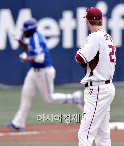 [포토]밴헤켄, '퍼팩트 행진 깨버린 나바로가 야속해~'