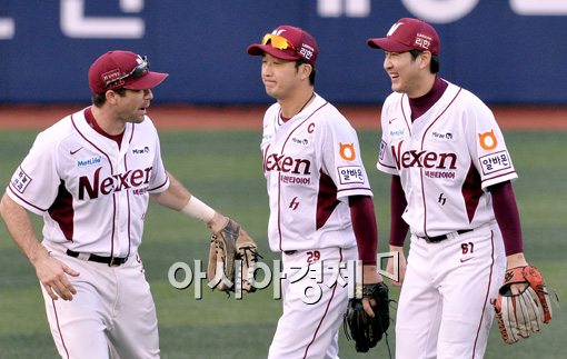 [포토] 2홈런 5타점 유한준, '숨길 수 없는 함박미소'