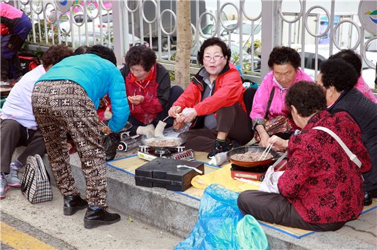 8일 정남진 장흥 토요시장 광장에서 (사)전국한우협회 장흥군지회(회장 고재국)와 토요시장 한우판매점의 주관으로 “2014년 대한민국 한우의 날” 행사를 개최했다. 이날 관광객들이 도로변에서 한우고기를 구워먹고 있다. 사진제공=장흥군
