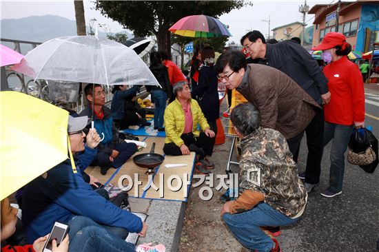 8일 정남진 장흥 토요시장 광장에서 (사)전국한우협회 장흥군지회(회장 고재국)와 토요시장 한우판매점의 주관으로 “2014년 대한민국 한우의 날” 행사를 개최했다. 이날 김성 장흥군수가 관광객들과 대화를 하고있다.사진제공=장흥군
