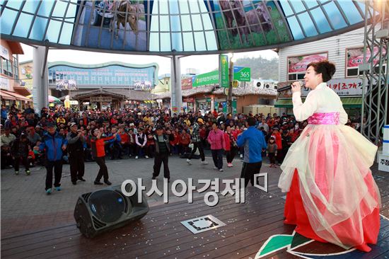 8일 정남진 장흥 토요시장 광장에서 (사)전국한우협회 장흥군지회(회장 고재국)와 토요시장 한우판매점의 주관으로 “2014년 대한민국 한우의 날” 행사를 개최했다. 이날 관광객들을 상대로 노래자랑을 하고 있다.사진제공=장흥군
