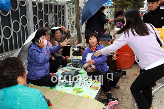 8일 정남진 장흥 토요시장 광장에서 (사)전국한우협회 장흥군지회(회장 고재국)와 토요시장 한우판매점의 주관으로 “2014년 대한민국 한우의 날” 행사를 개최했다. 이날 관광객들이 도로변에서 한우고기를 구워먹고 있다. 사진제공=장흥군

