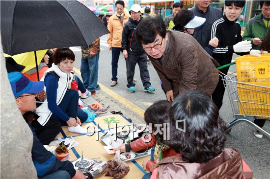 [포토]한우고기 시식회에 참석한 관광객들과 대화하는 김성 장흥군수