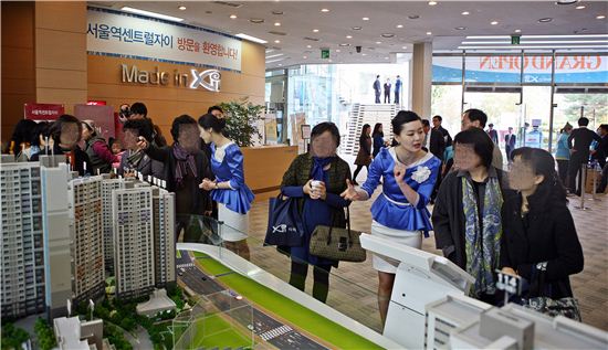 GS건설의 '서울역센트럴자이' 견본주택을 찾은 방문객들이 내부를 둘러보고 있다.(사진제공: GS건설)