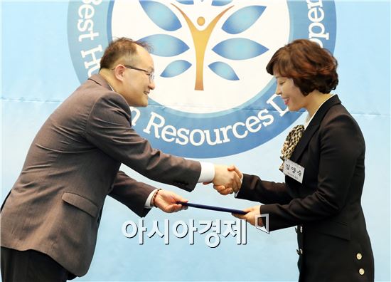 광주시 광산구가  ‘베스트 인적자원기관’ 선정돼  김양숙 교육혁신팀장(오른쪽)이 수상을 하고있다.