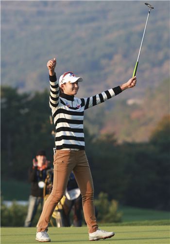김민선이 ADT캡스챔피언십 우승을 확정지은 직후 양팔을 번쩍 들어올리며 환호하고 있다. 사진=KLPGA제공
