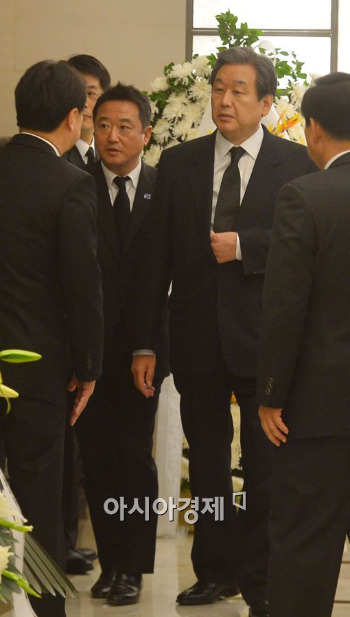 [포토]김무성 새누리당 대표 배웅하는 이웅열 코오롱 회장 