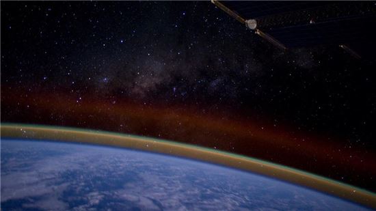 ▲리드 와즈먼이 ISS에서 촬영한 지구와 은하수.[사진제공=NASA]