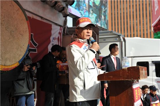 이해광 공인중개사협회장이 지난 7일 서울역 광장에서 열린 정부 중개보수 인하 방침에 대한 규탄대회에서 발언을 하고 있다. 