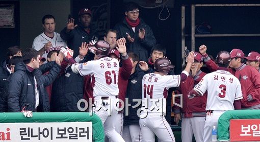 [김현민의 포토리포트]'가을영웅' 유한준, 뜨거운 홈런 두 방