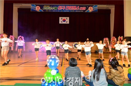2014 고창군수배 전국라인댄스대회가 지난 8일 고창실내체육관에서 전국 40팀이 참여한 가운데 개최됐다.
